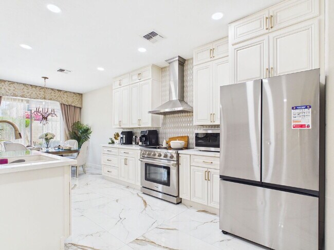 Building Photo - Luxury Awaits with Designer Details
