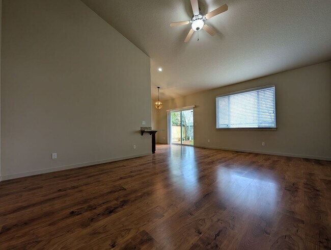 Building Photo - Great 3bed/2 bath home with solid surface flooring!