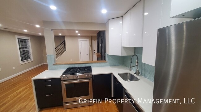 Building Photo - 2123 Young St SE