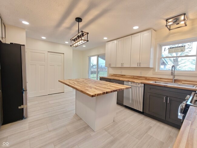 Building Photo - 2183 S Fairview Dr