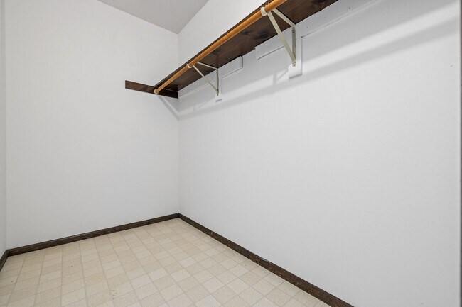 Building Photo - Upper 2 Bedroom 1.5 Bathroom Apartment is ...