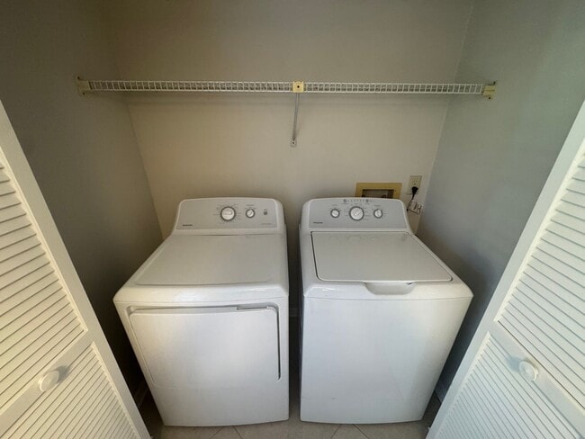 Building Photo - Spacious Two Bedroom Two Bath Condo in Pon...