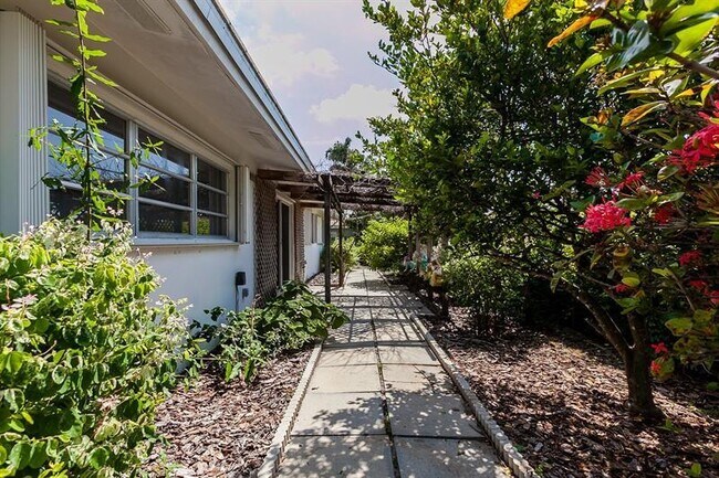 Building Photo - 2108 NE 44th St