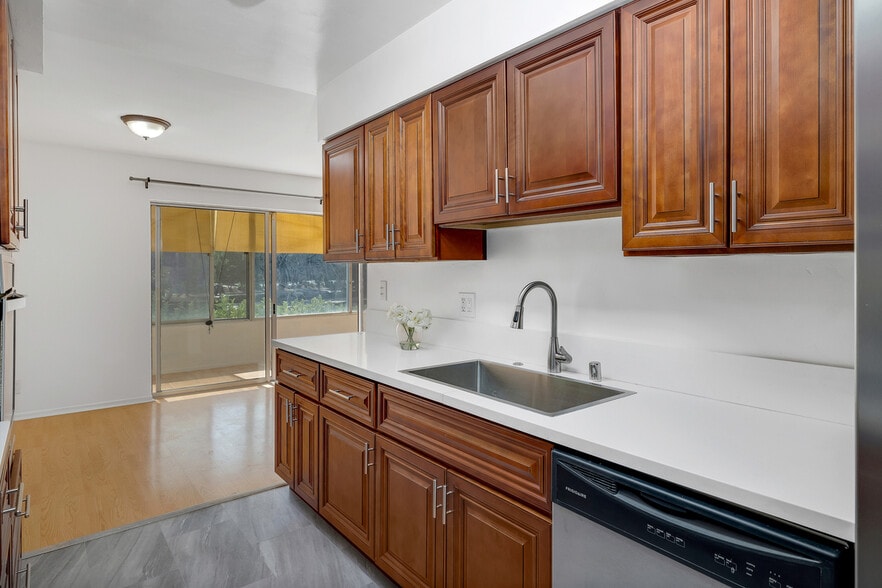 Building Photo - 2352 Torrey Pines Rd