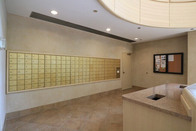 Building Photo - Classy 1/1 Convenience in Crystal City