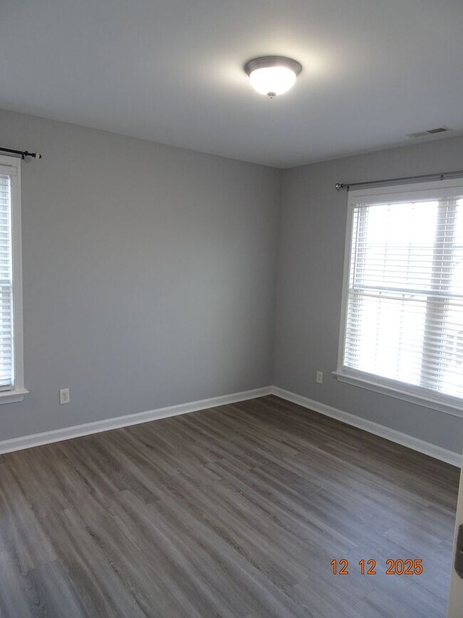 Building Photo - 3 Bedrooms, 2.5 Bathrooms Single Family Home