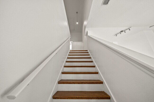 Building Photo - 9720 Carlsdale Dr