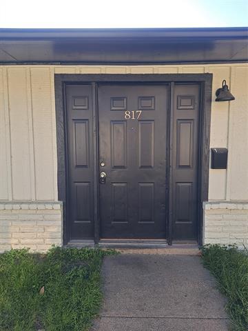 Building Photo - 817 Bluebird Dr