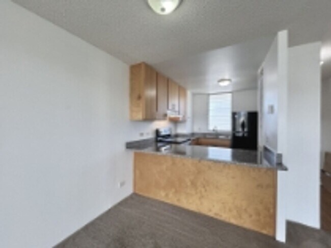 Building Photo - Beautiful golf course views from this Salt Lake - Moanalua condo!