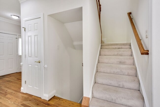 Building Photo - 3 Bed 2 Full Bath 2 Half Bath - Silver Spring Colonial - Military clause supported