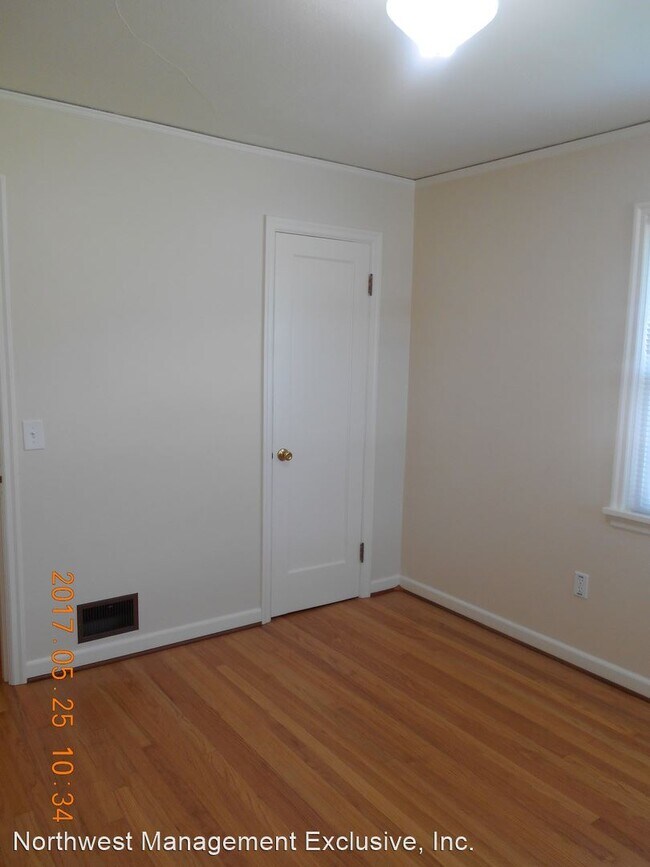 Building Photo - 3 br, 1.5 bath House - 2037 NE Dallas St.