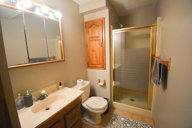 Building Photo - End-of-Cul de Sac 4 Bed 2 Bath Available f...