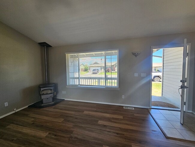 Building Photo - 3 Bedroom Home with Outdoor Space