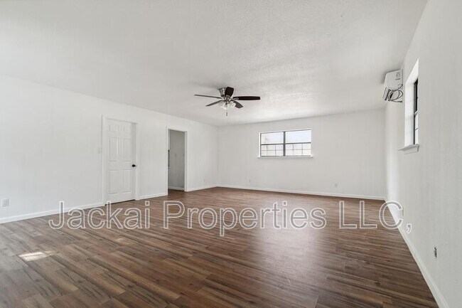 Building Photo - 2038 Avon Dr