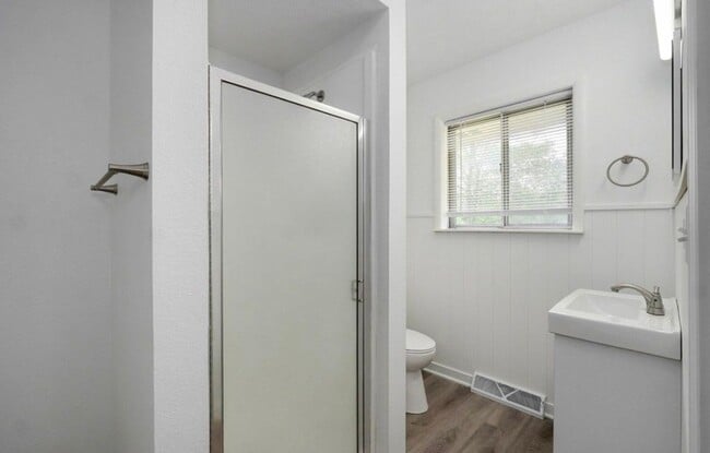 Building Photo - 3 Bedroom PLUS SUNROOM | 2 Bathroom | 2 Ca...