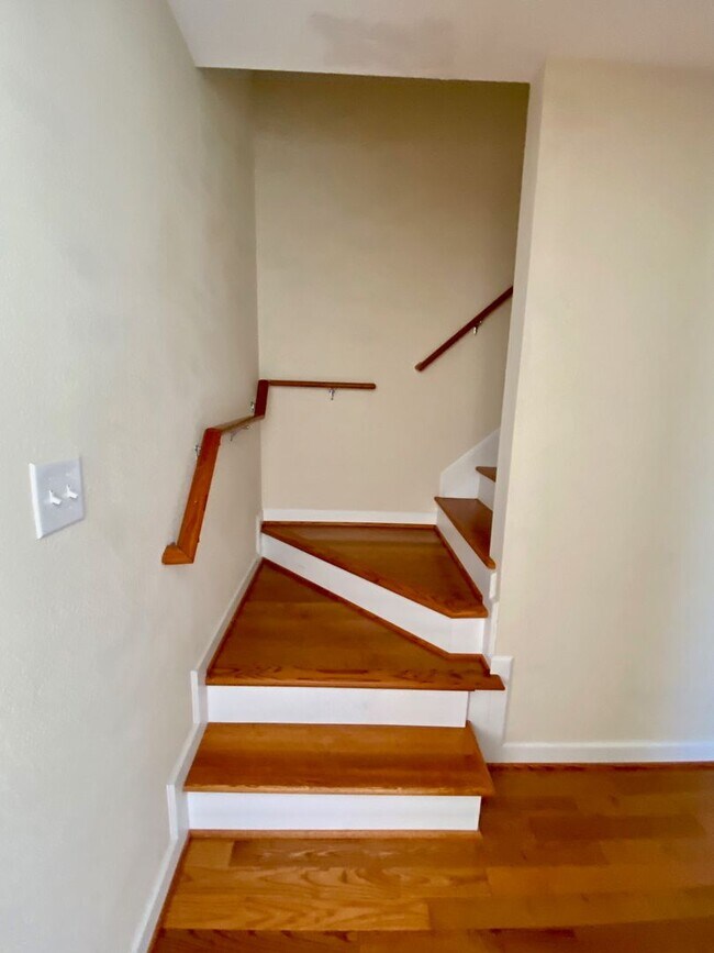Building Photo - 3BD/3.5 Condo with Garage & Backyard in Shadowlawn! Blocks to the Beach! AVAILABLE NOW!