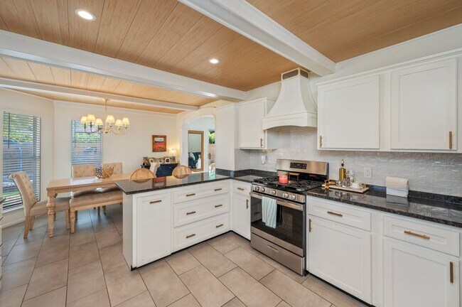 Building Photo - Location & LUXURY in Bluewater Bay!!
