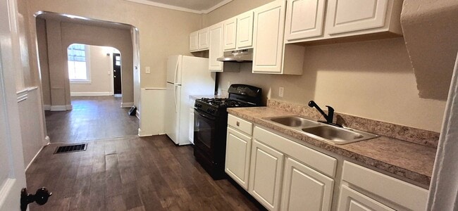 Building Photo - 4 Bedroom 1.5 Bathroom in York!