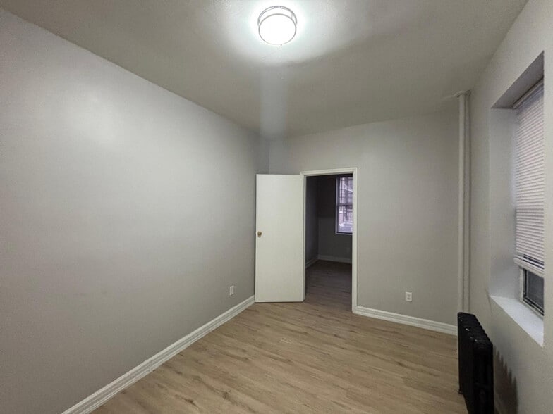 Building Photo - 303 58th St