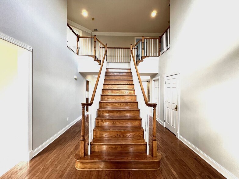 Building Photo - 5920 Interlachen Ct