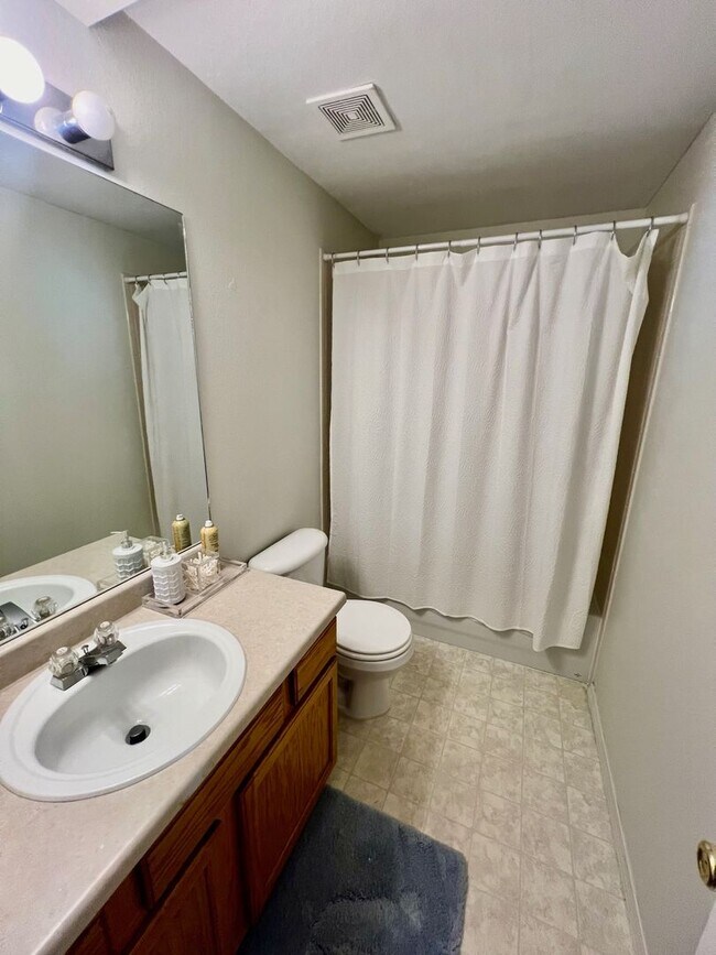 Building Photo - Gorgeous 4 Bedroom Home in Wagon Trails Neighborhood with Walking Trail Access!