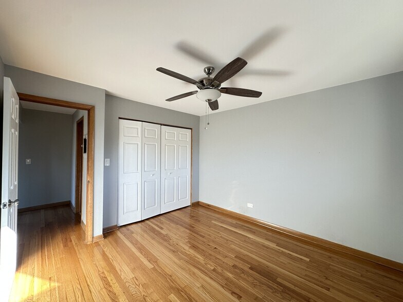 Building Photo - 1036 S River Rd