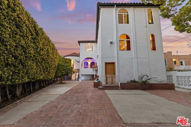 Building Photo - 2240 Hillhurst Ave