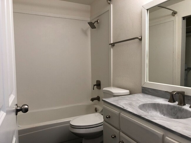 Building Photo - LOCATION!!! 1 Bed, 1 Bath in Greenwood; Bu...