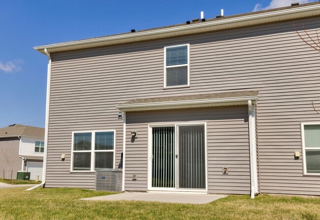 Building Photo - MODERN COMFORT!! 3 Bedroom, 3 Bathroom Townhome in Urbandale!