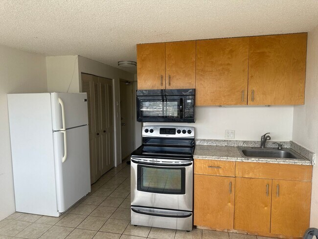 Building Photo - Renovated Ground Floor 1 bedroom in Waikiki!