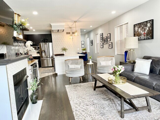 Building Photo - 2724 W Warren Blvd