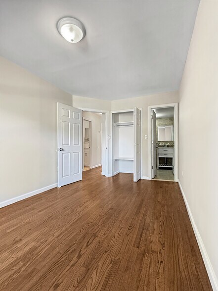 Building Photo - 495 Maple St