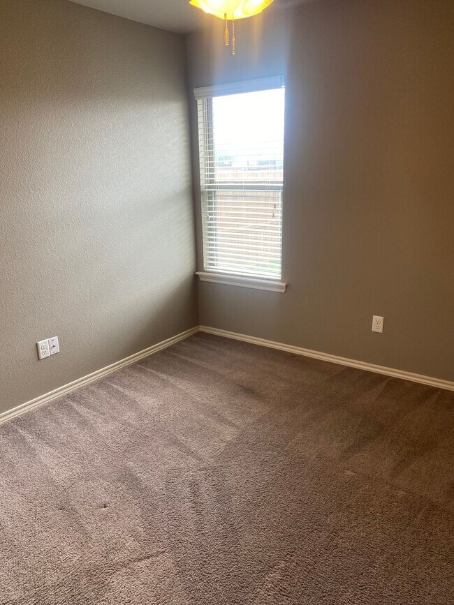 Building Photo - 3 bed 2 bath - Frenship ISD