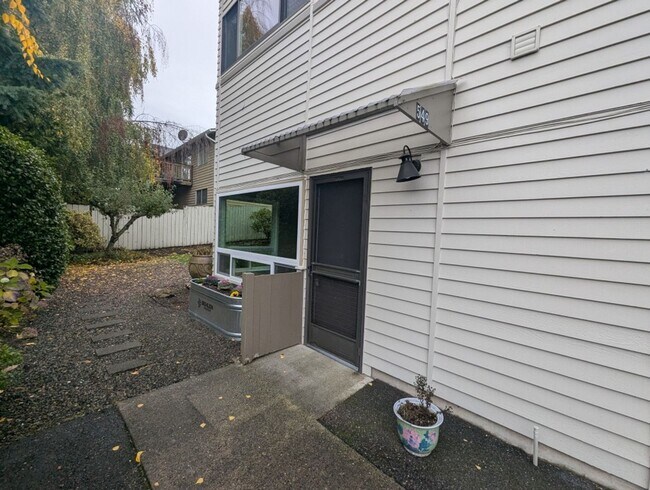 Building Photo - 551 Elm Way