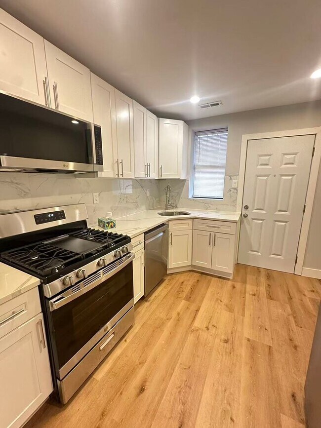 Building Photo - 3B1B house in Whitman area Available NOW