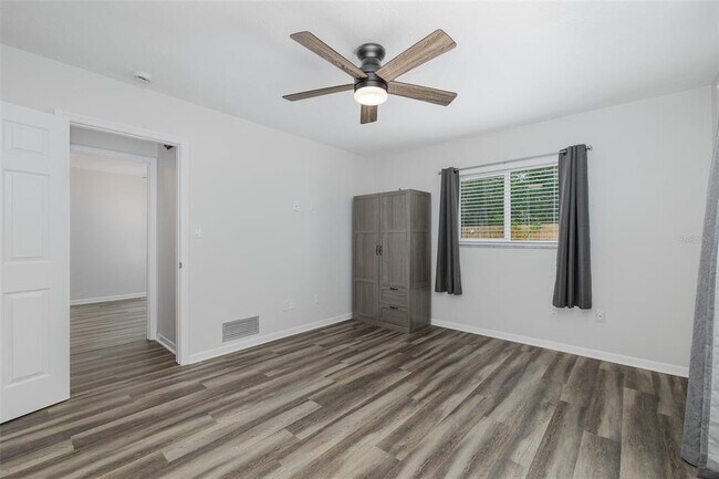 Building Photo - 211 Timberlane Dr