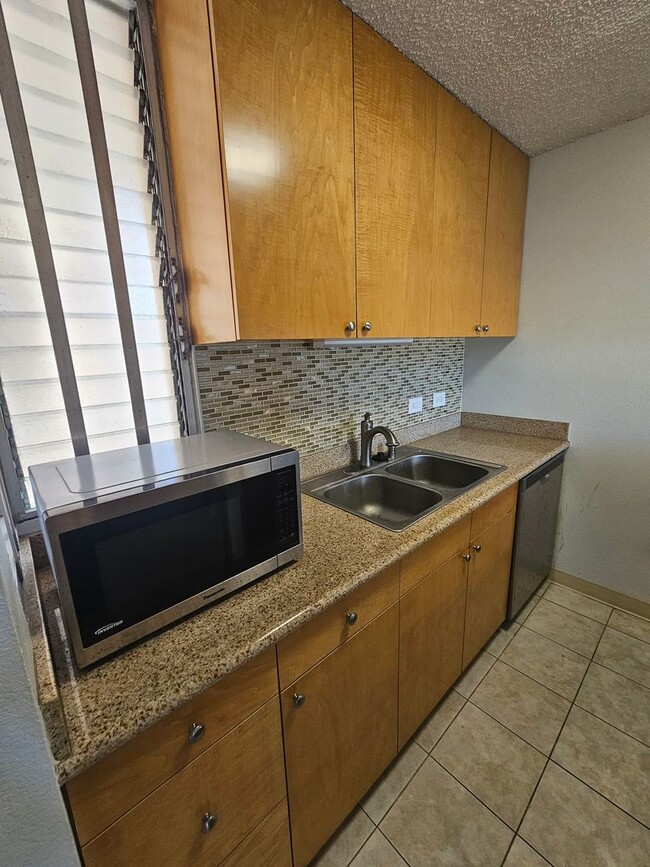 Building Photo - Bright 2-Bedroom Condo with Lanai