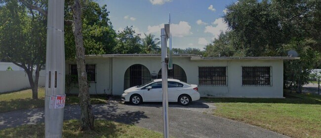 Building Photo - 500 NE 135th St