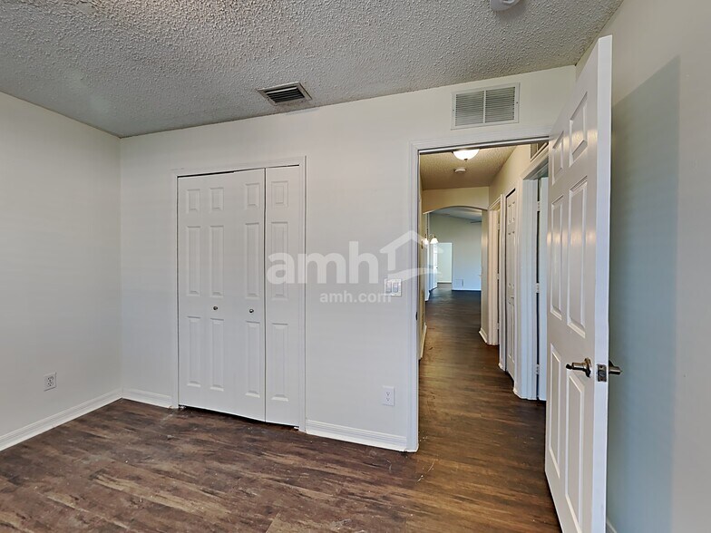 Building Photo - 581 NW Goldcoast Ave