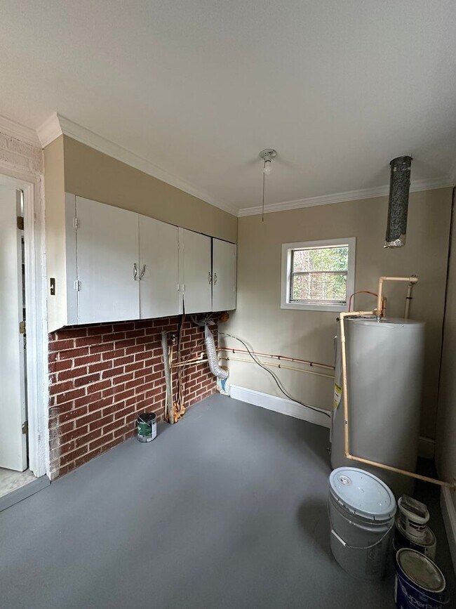 Building Photo - Normaltown Home Move-in ready