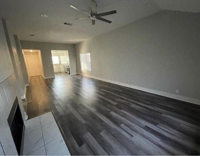 Building Photo - 5000 Edenbourgh Ln