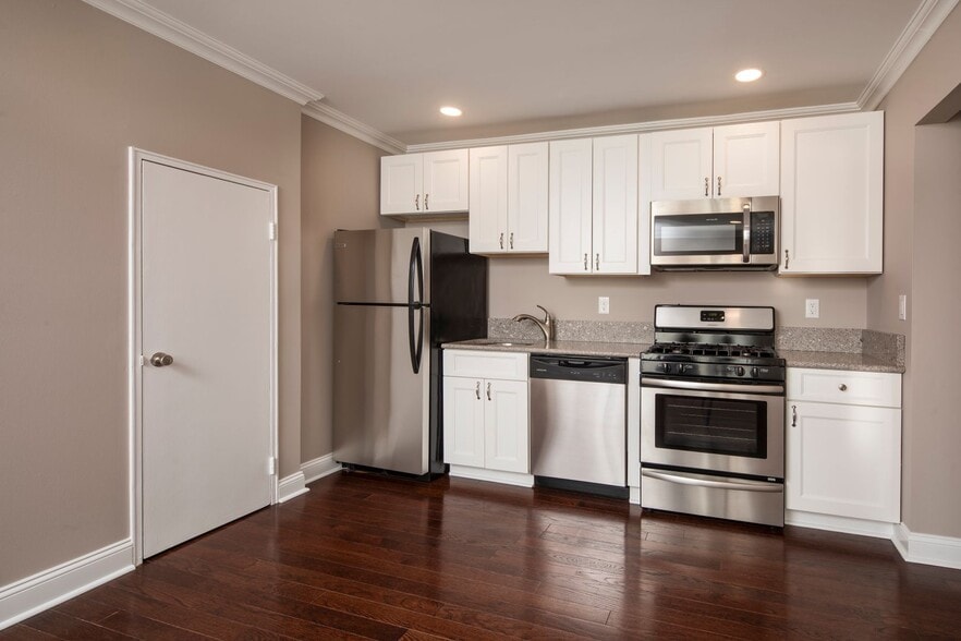 Interior Photo - Cambridge Manor