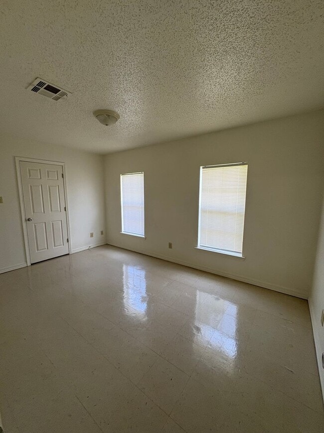 Building Photo - Waveland Duplex