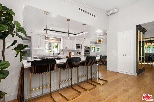 Building Photo - 2120 San Ysidro Dr