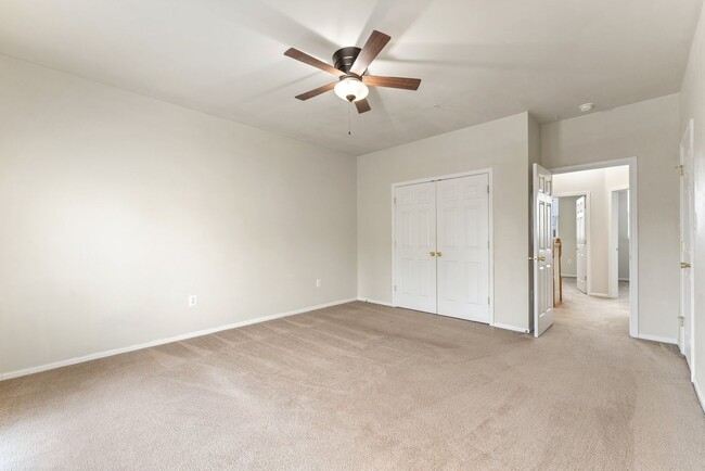 Building Photo - Commuter's Dream! Stylish 3-Bedroom Condo ...