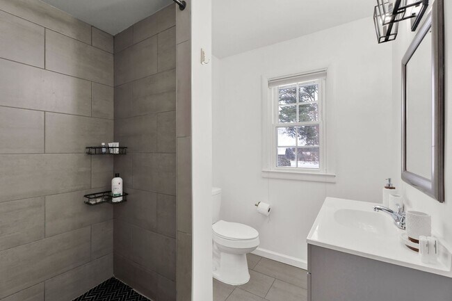 Building Photo - 3BD ROOM RANCH - PRIVATE LOT - FURNISHED -...