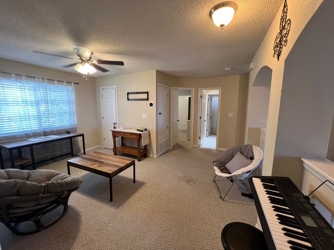Building Photo - Charming 3-Bed, 2.5-Bath Home with Cozy Fi...