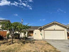 Building Photo - 3bd/2ba house close to great schools - Com...
