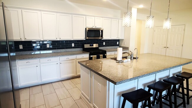 Building Photo - Like new 4-bedroom with Teen suite & Commu...