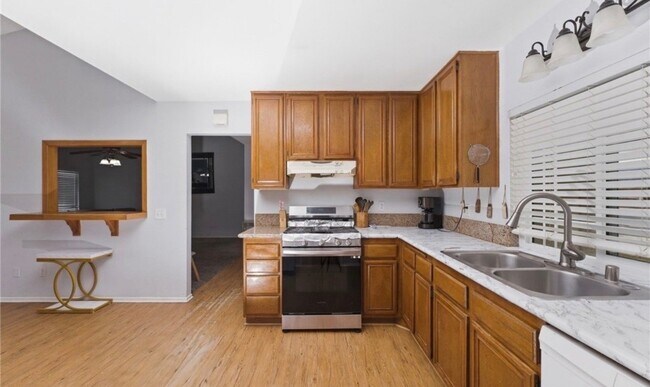 Building Photo - 897 Digby Dr
